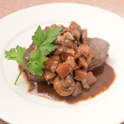 チョコレートソースで食べる牛もも肉のステーキ